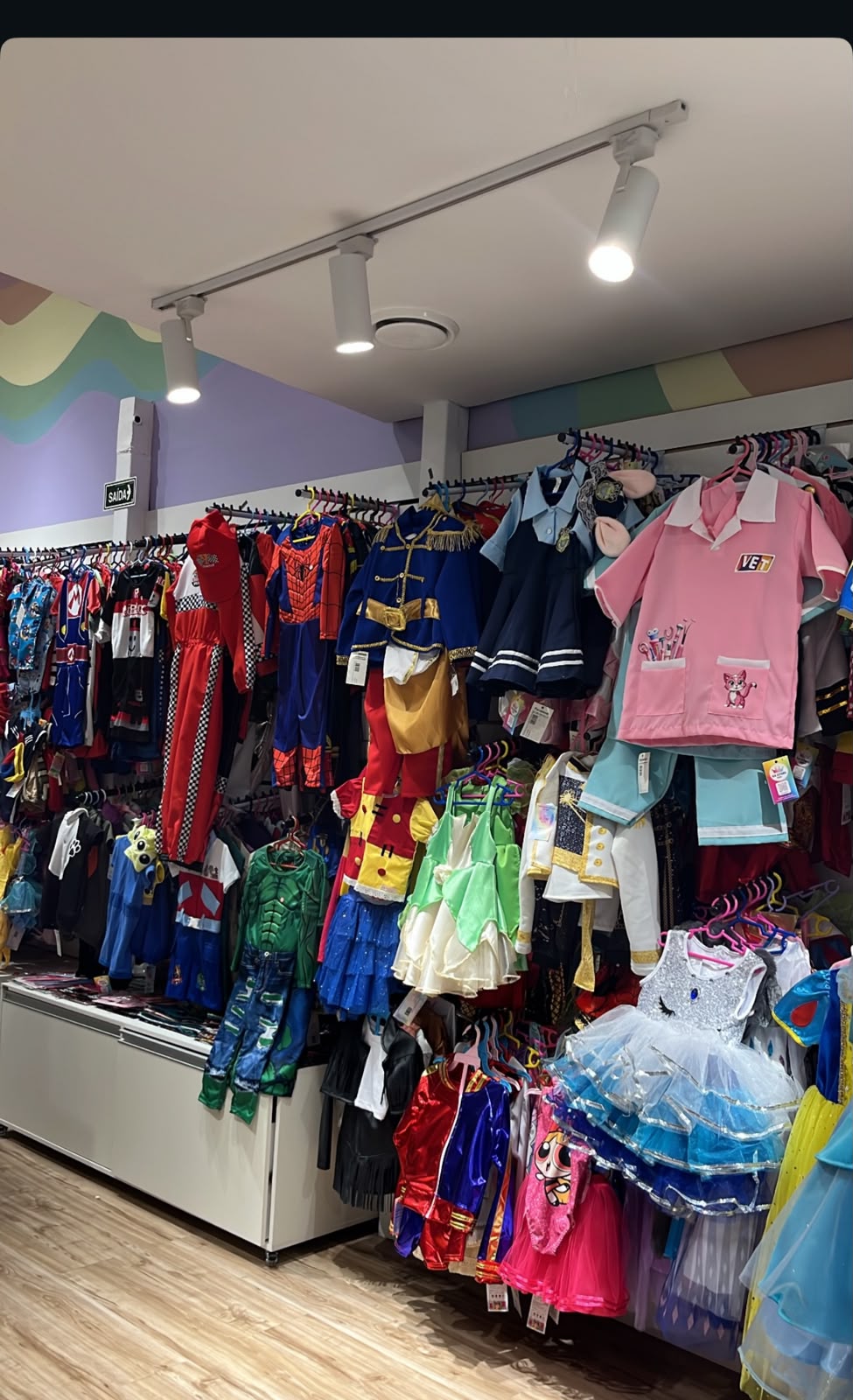 Interior da loja, provador ou araras