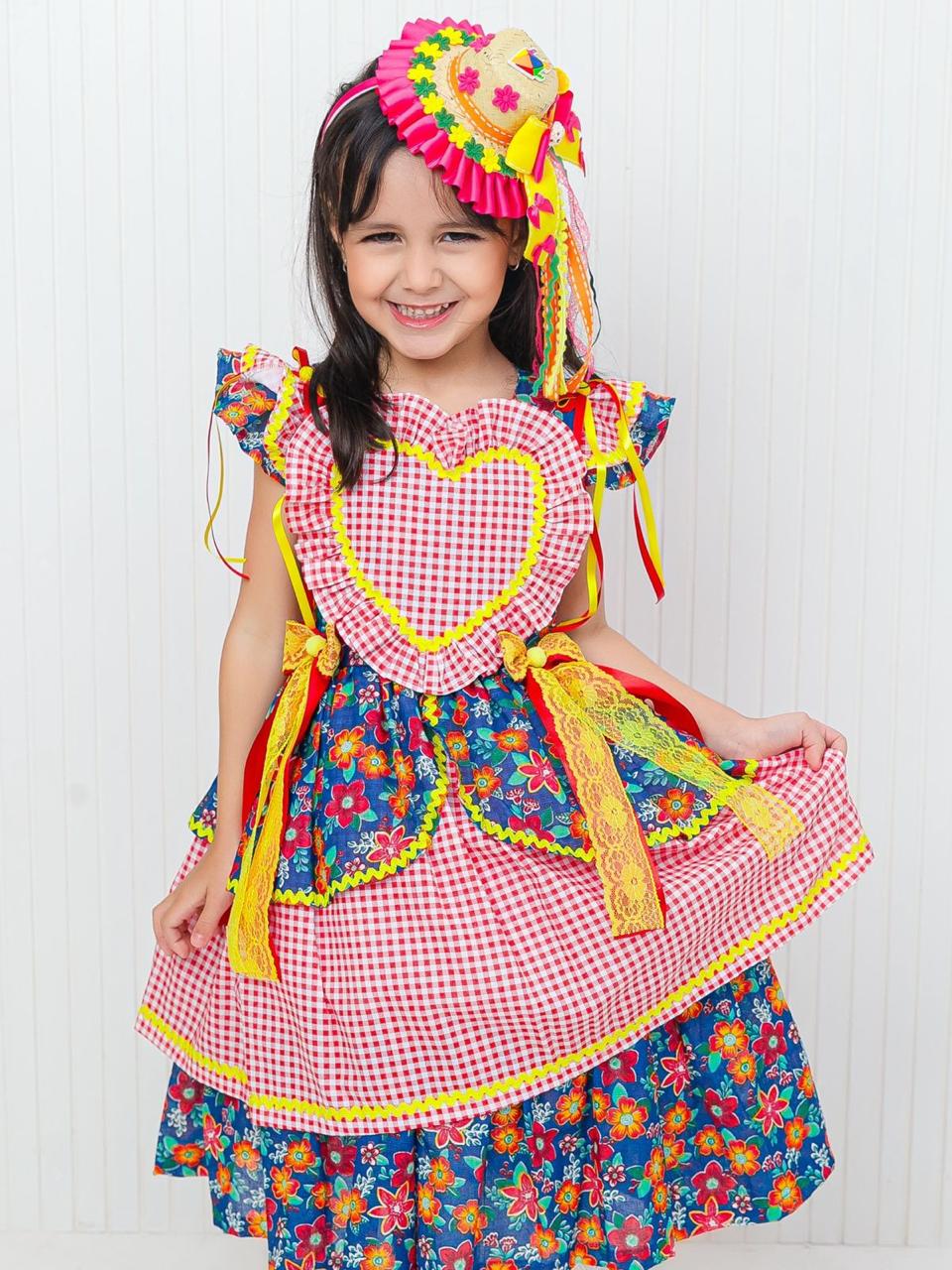 Banner Principal Hero, foto de crianca sorrindo com fantasia/vestido